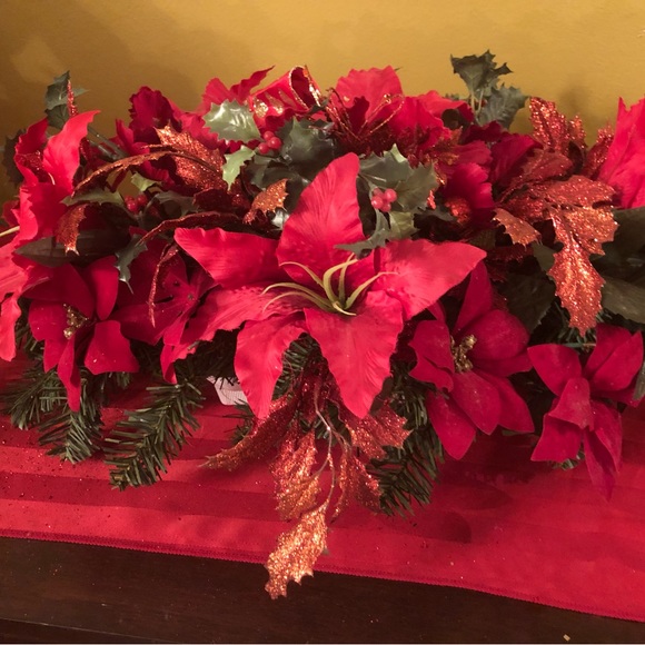 Elegant holiday red table centerpieces - Picture 1 of 7